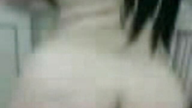 彼女は興奮で彼女の猫を埋めるために汚れを使用します エロ 動画 無料 鈴木 一徹